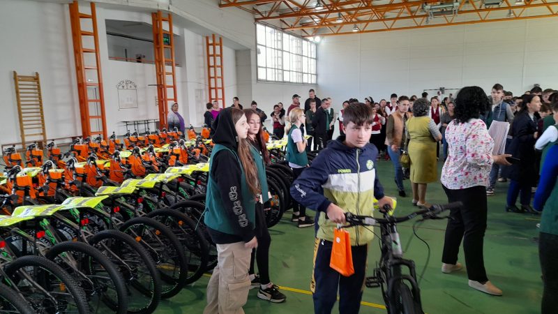 Carrefour dăruiește 250 de biciclete elevilor din Dofteana!