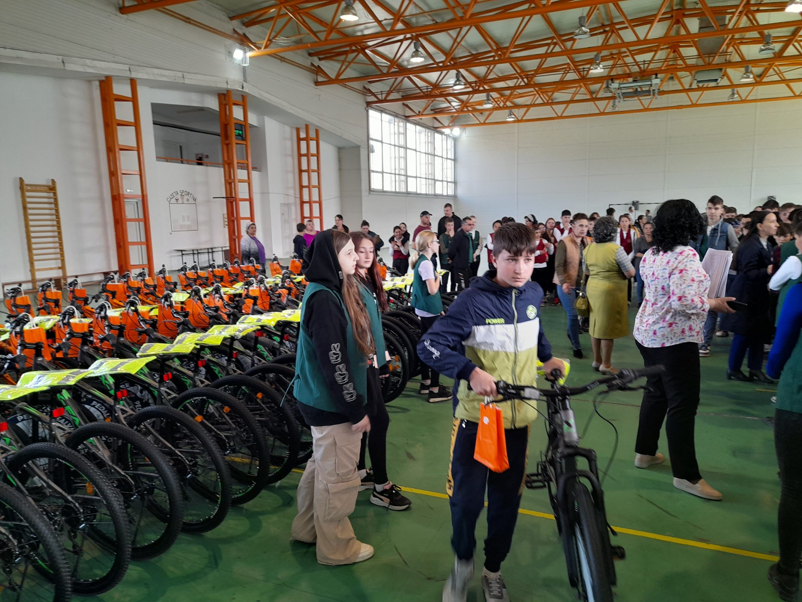 Carrefour dăruiește 250 de biciclete elevilor din Dofteana!