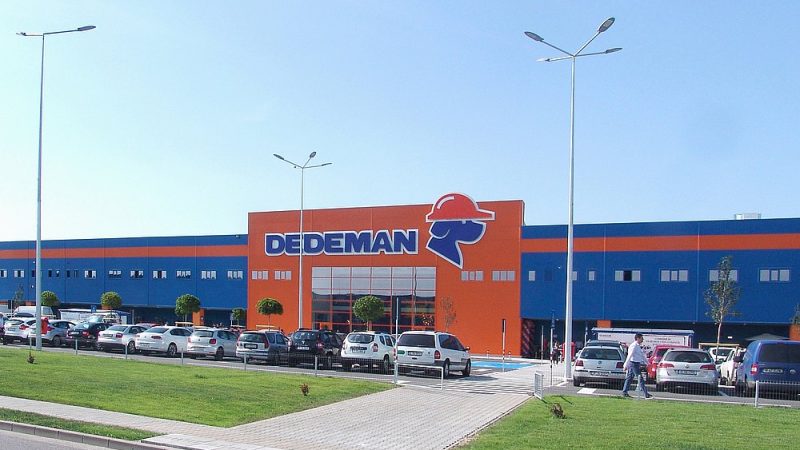 Parteneriat major pe piața auto: Magazinele Dedeman devin hub-uri de încărcare pentru mașini electrice