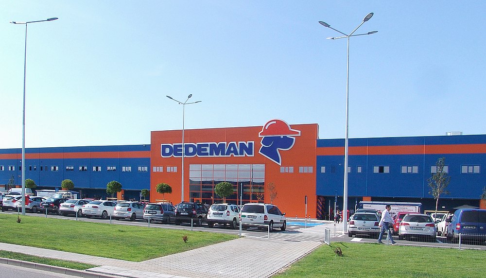 Parteneriat major pe piața auto: Magazinele Dedeman devin hub-uri de încărcare pentru mașini electrice
