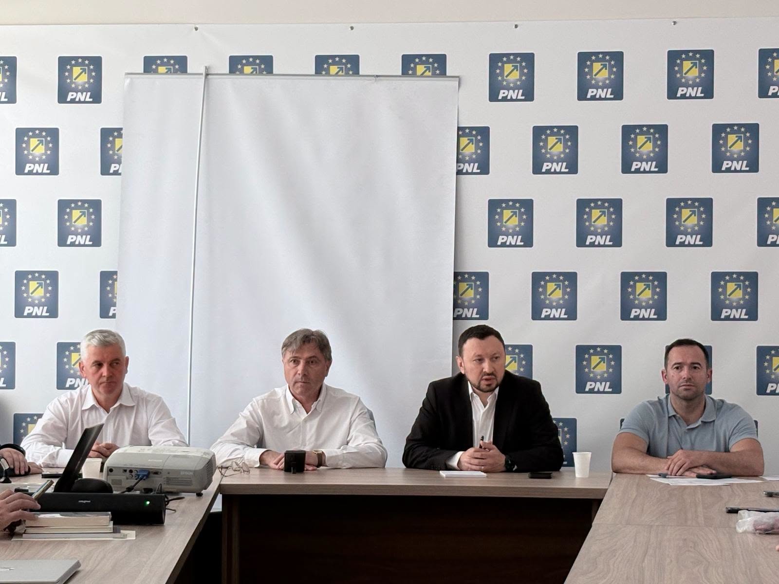 PNL Bacău trimite o delegație de 56 de persoane la Congresul de duminică și anunță un vot în unanimitate pentru excluderea lui Adrian Veștea