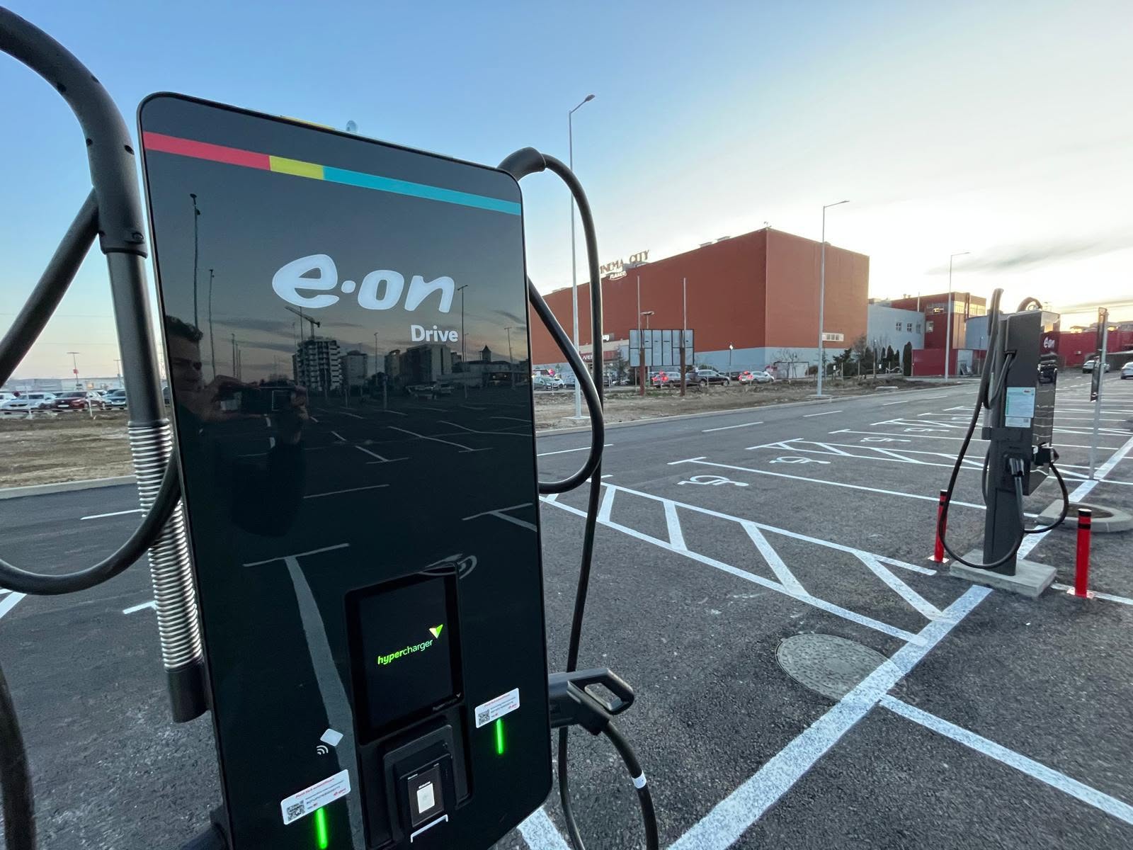 Ghid util pentru șoferii EV: Unde îți încarci mașina electrică în Bacău? Harta stațiilor active