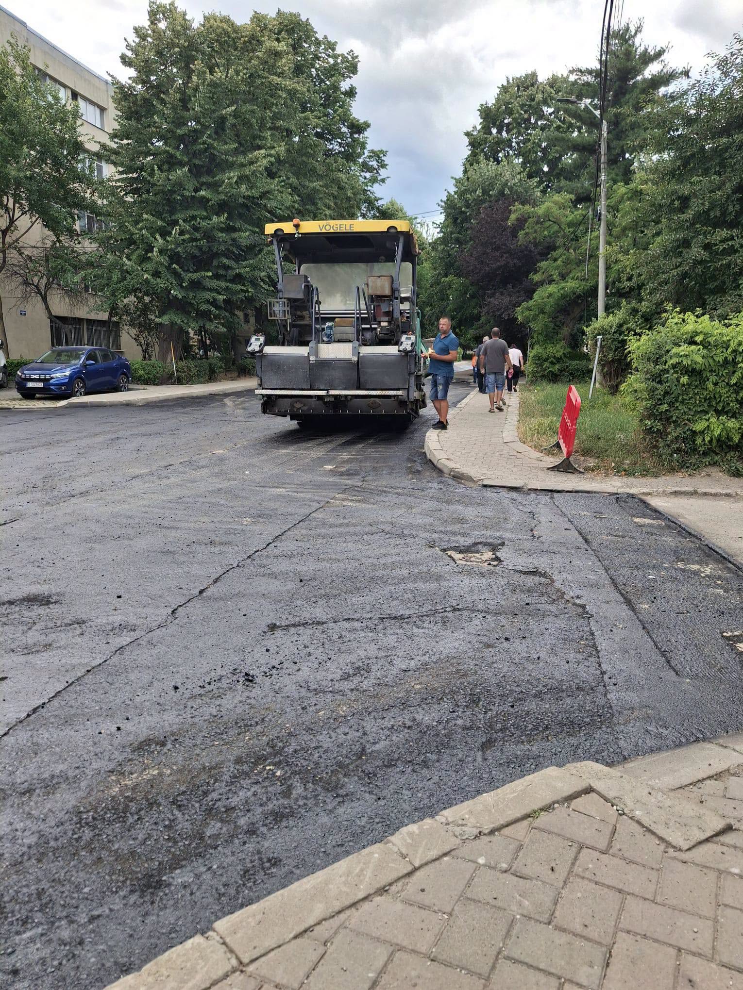 Restricții și lucrări de modernizare în trafic: A început asfaltarea străzii Aviatori. Ce zona urmează
