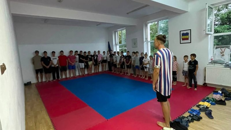 O școală închisă din satul Taula (Oncești) prinde o nouă viață: Judo gratuit pentru copiii din sat, din pasiune, nu pentru profit