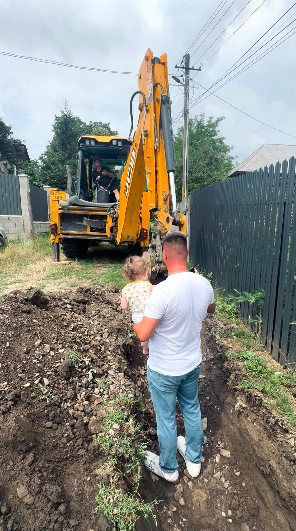 Tensiuni extreme la Sărata: Un tată s-a aruncat în fața excavatorului, cu copilul de un an în brațe, pentru a-și apăra dreptul la apă!