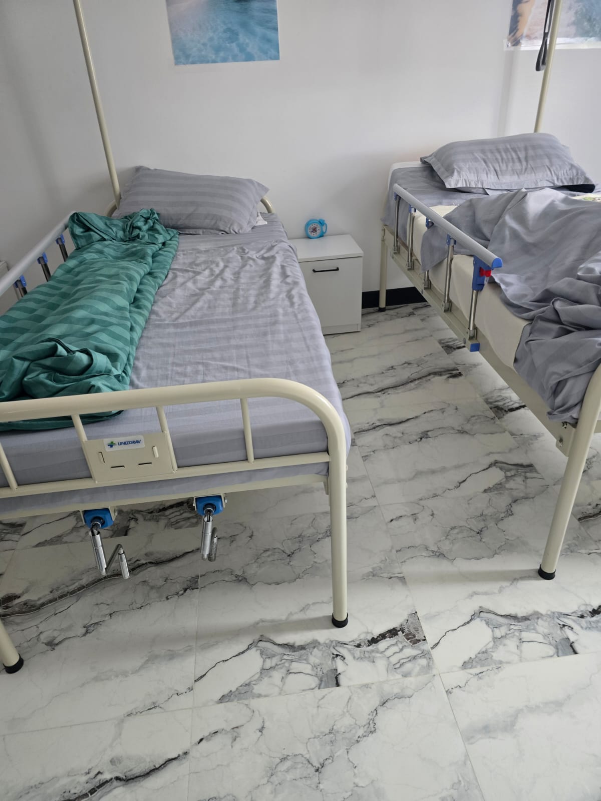 Radiografia neagră a azilelor din Bacău: Amenzi de sută de mii de lei, condiții insalubre și centre închise de Prefectură