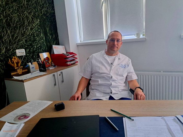 Mâini de chirurg, inimă de pediatru: Povestea dr. Mihai Galinescu care redă copilor din Bacău bucuria de a trăi