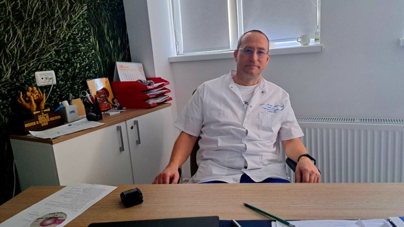Mâini de chirurg, inimă de pediatru: Povestea dr. Mihai Galinescu care redă copilor din Bacău bucuria de a trăi