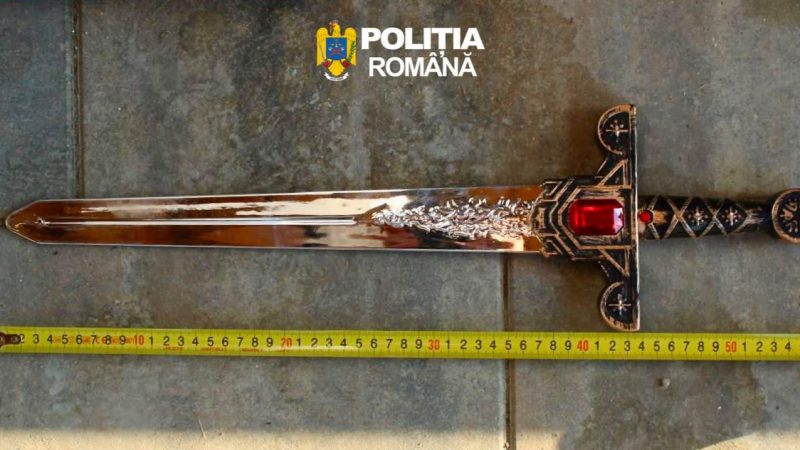 Panică la Sascut: Sabie, vestă de camuflaj și bile de airsoft, găsite de mascați la un scandalagiu
