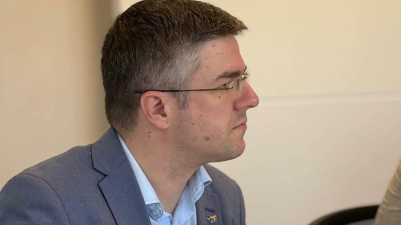 EXCLUSIV – interviu cu ministrul economiei, Irineu Darău: ” Cred că Legea salarizării nemulțumește anumite categorii sociale, dar dacă putem să o trecem până la sfârșitul lunii august ar fi foarte bine pentru a reechilibra anumite categorii profesionale și a nu pierde banii de la UE”