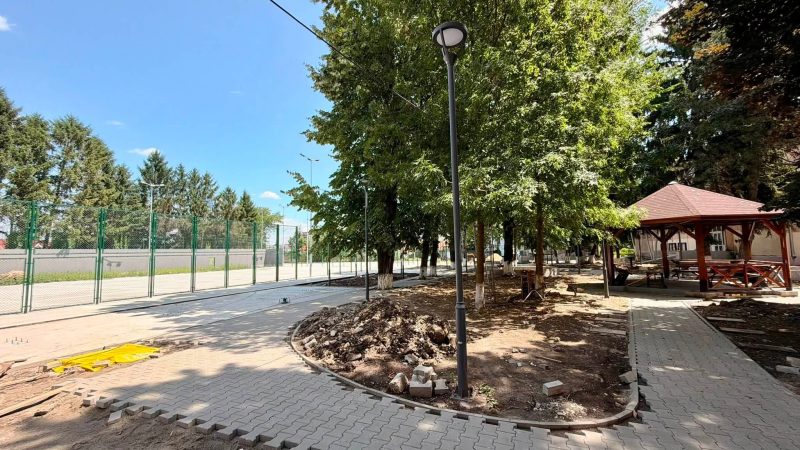 Un nou spațiu pentru sport și relaxare în Bacău: Curtea Colegiului „Vrănceanu” prinde viață. Pe când stadionul?