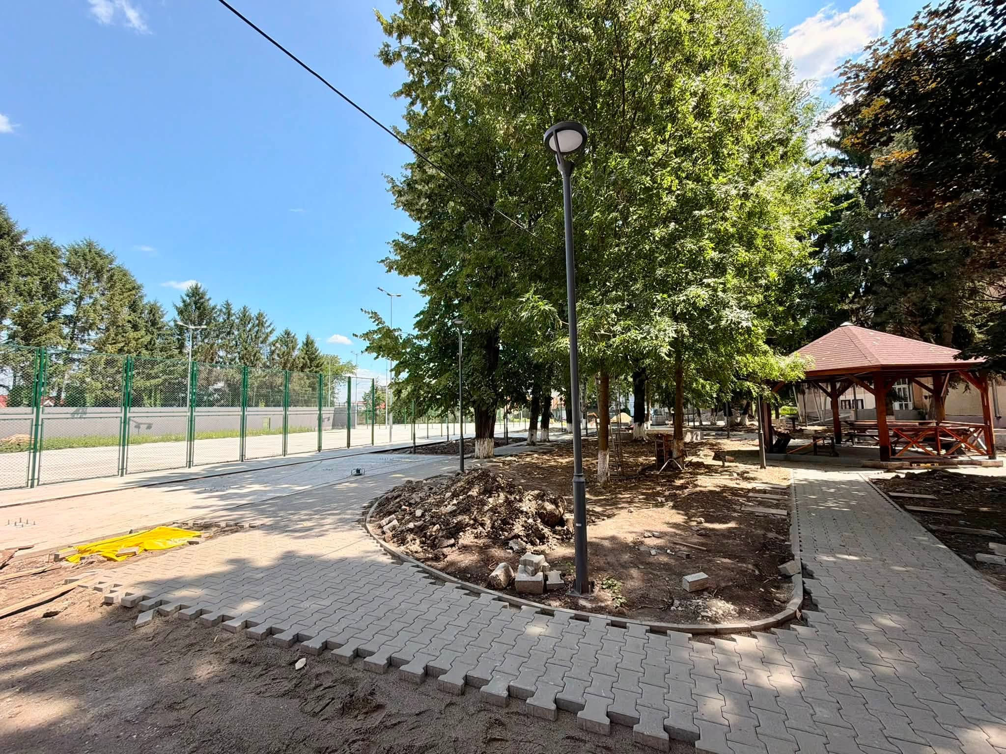 Un nou spațiu pentru sport și relaxare în Bacău: Curtea Colegiului „Vrănceanu” prinde viață. Pe când stadionul?