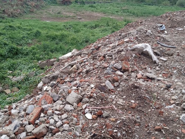Peste 6.000 de metri cubi de deșeuri, lângă Trotuș. Garda de Mediu a dat o amendă de 60.000 de lei