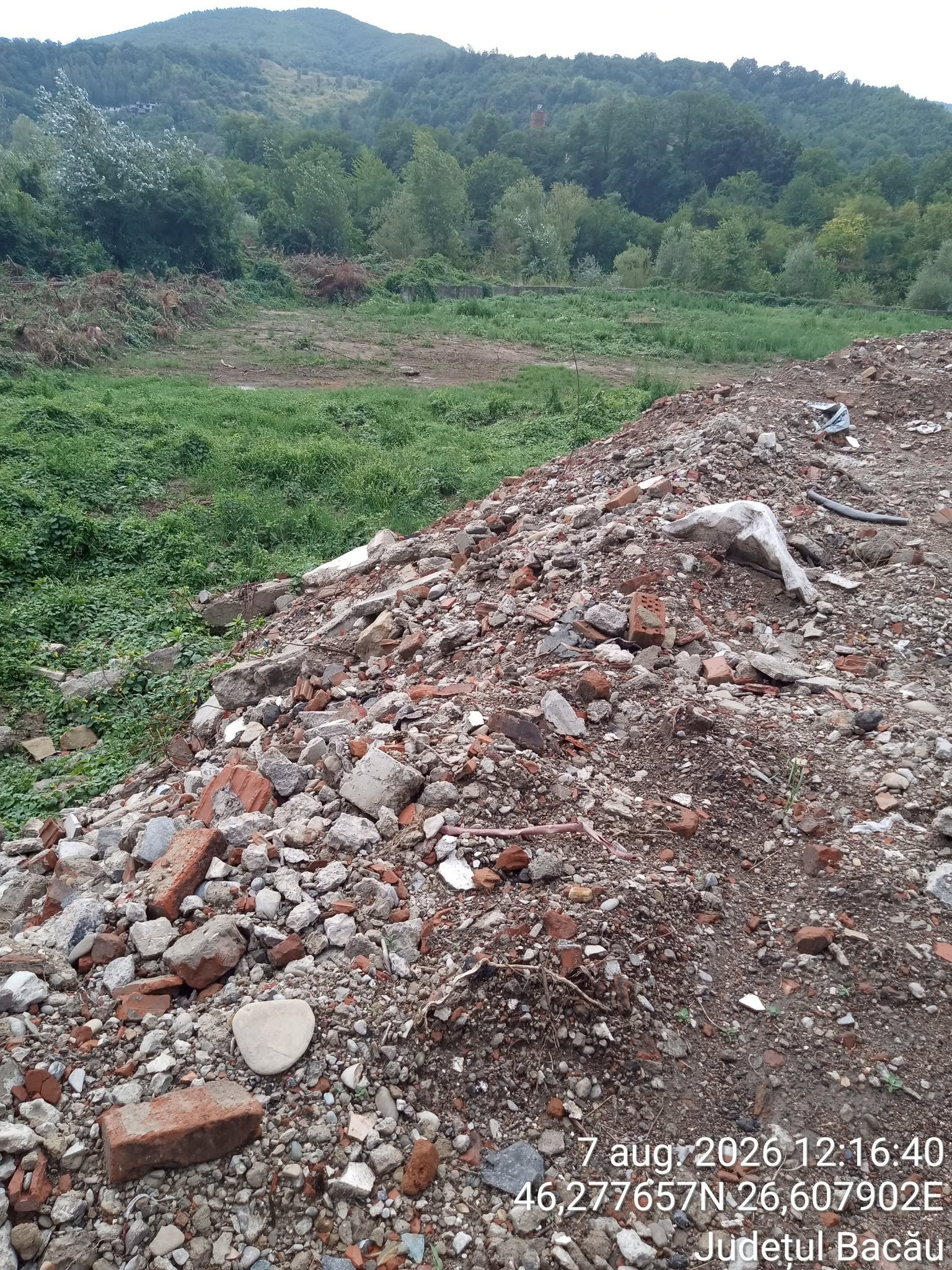 Peste 6.000 de metri cubi de deșeuri, lângă Trotuș. Garda de Mediu a dat o amendă de 60.000 de lei