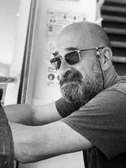 „Astăzi, cerul odihnește lacrimi peste Onești” — Cuvintele emoționante ale preotului Ioan Bârgăoanu la despărțirea de jurnalistul Cristian Lungu