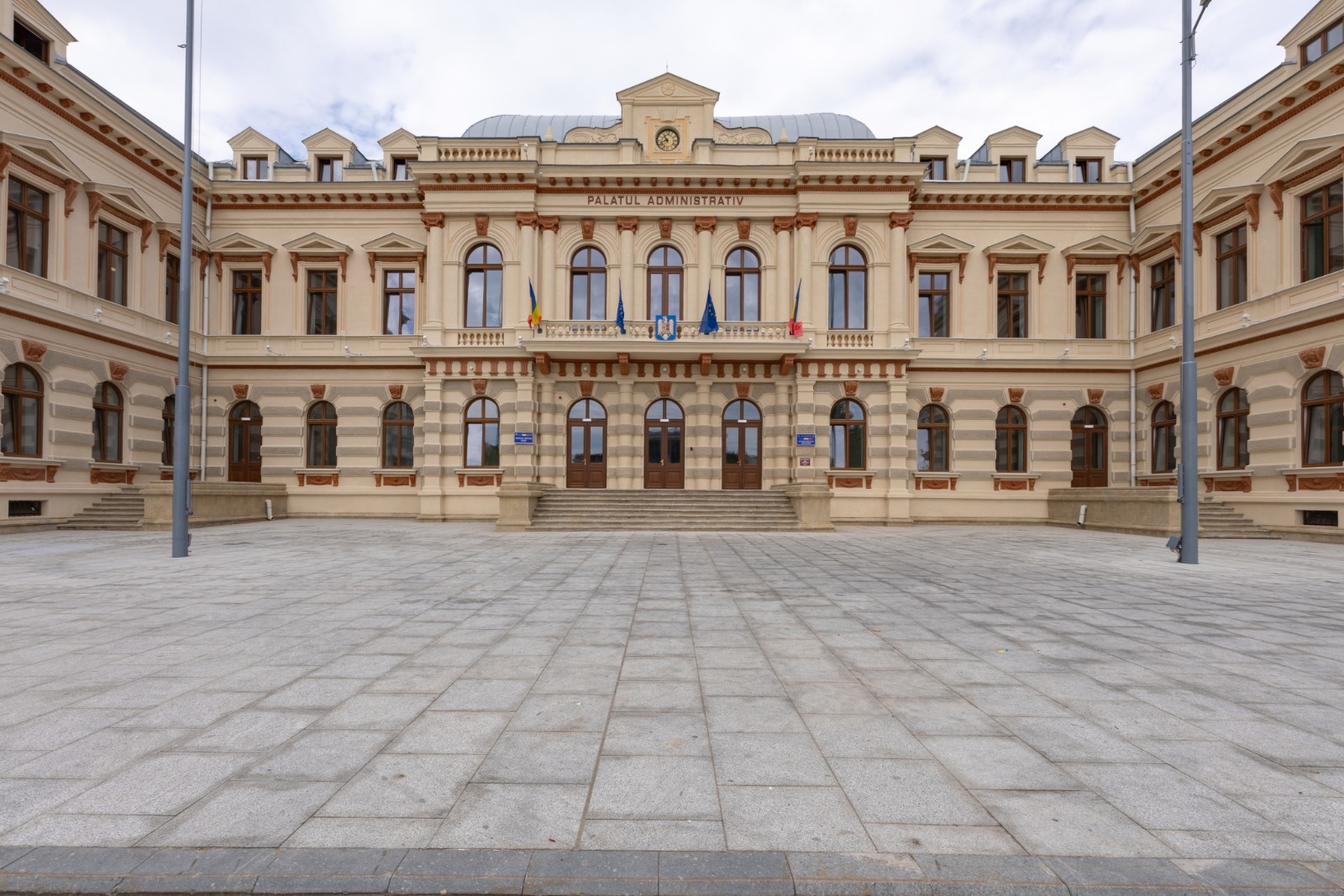 Prefectura Bacău atacă, târziu și cu argumente discutabile, hotărârea C.L. Moinești de demitere a dr. Adrian Cotîrleț