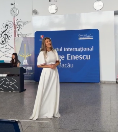 VIDEO: Au venit pentru zborul spre Bruxelles. S-au trezit în mijlocul unui recital cu Enescu