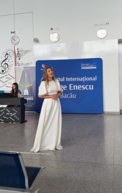 VIDEO: Au venit pentru zborul spre Bruxelles. S-au trezit în mijlocul unui recital cu Enescu