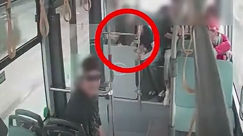 VIDEO: Autobuzele electrice din Bacău, vandalizate la scurt timp după intrarea pe traseu
