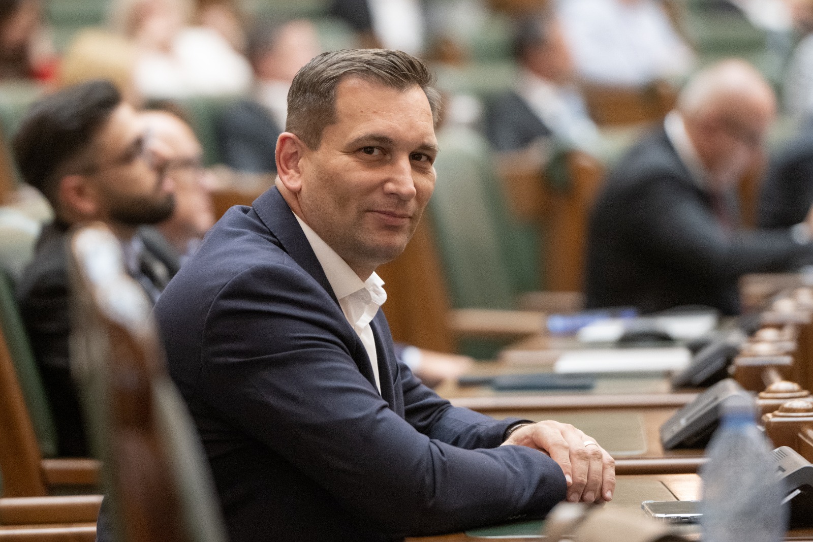 Ajutor pentru crescătorii de suine și bovine. Trei proiecte coinițiate de senatorul USR Sebastian Cernic, adoptate de Parlament