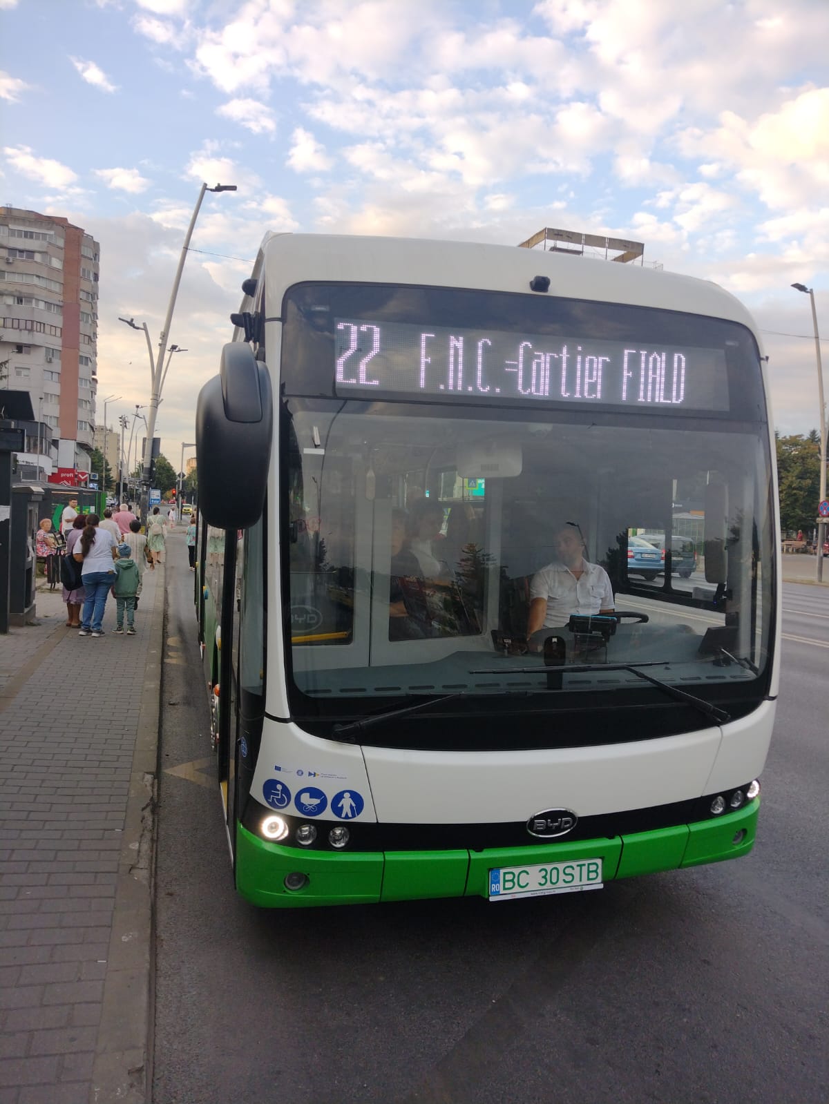 Istorie – Primele autobuze electrice au ajuns pe străzile Bacăului. Un început așteptat, dar și cu întrebări