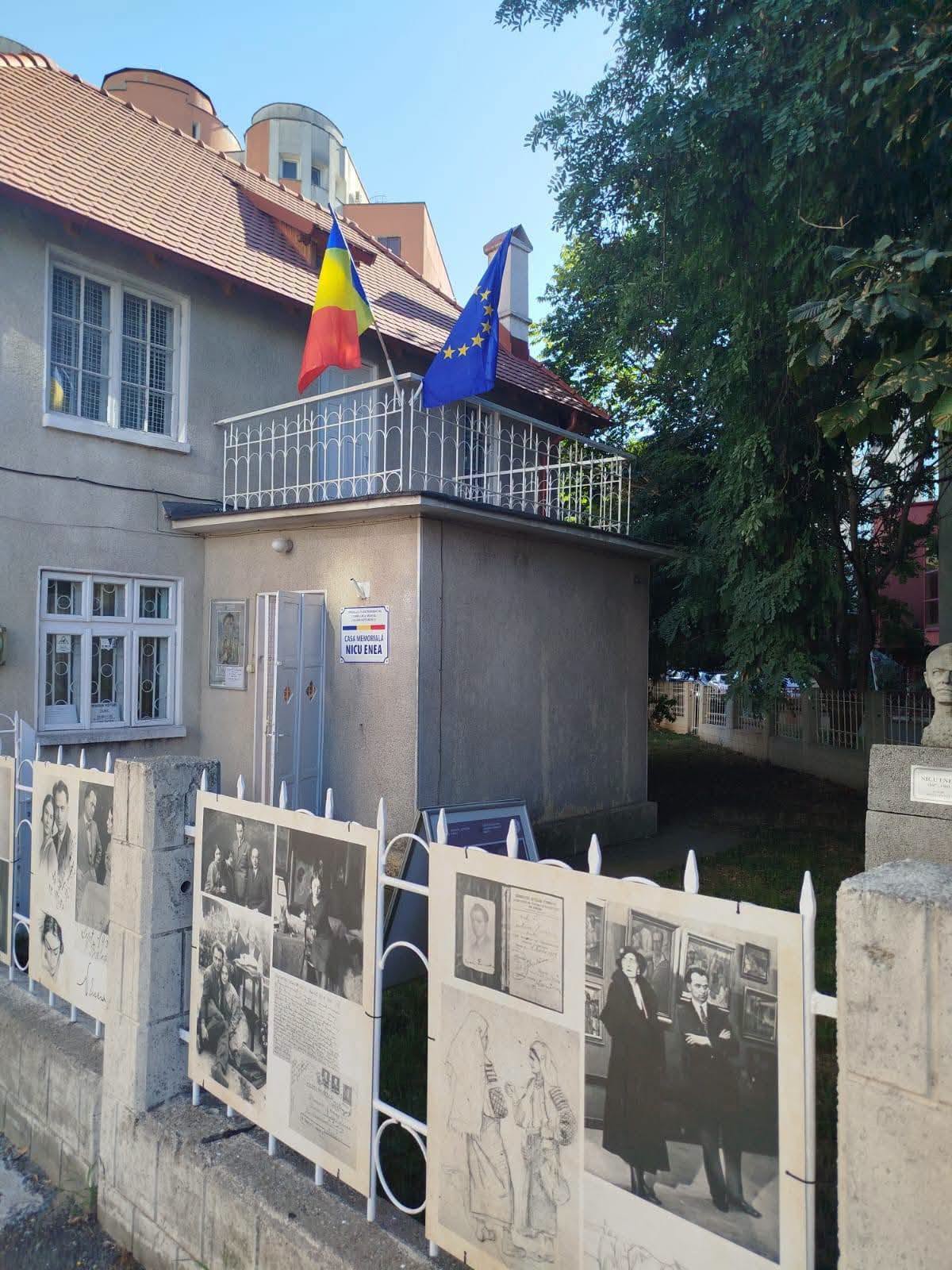 O casă pe care nu o vizitează nimeni, deși trec pe lângă ea mii de oameni