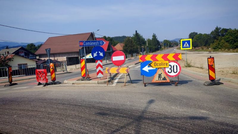 Trafic rutier blocat în continuare pe DN 12A, la Dărmănești. Avaria majoră la conducta de apă afectează și structura drumului