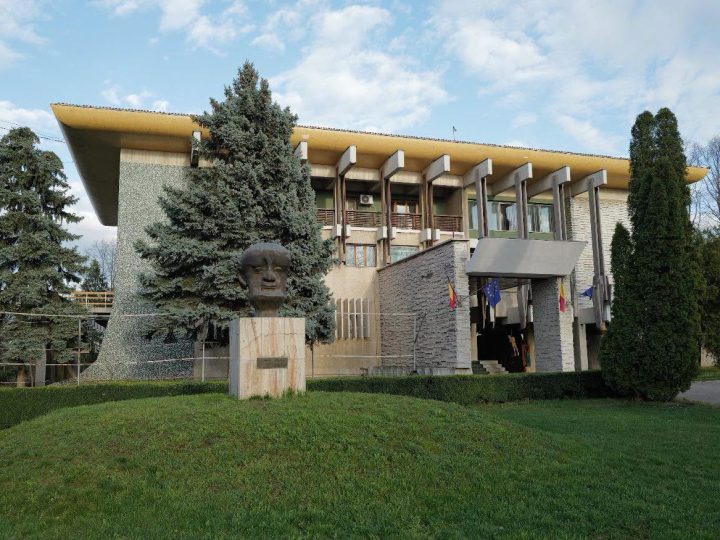 De la Casa de Oaspeți a epocii Ceaușescu la Centrul „George Apostu”. Istoria unei clădiri proiectate de arhitectul Liviu Niculiu