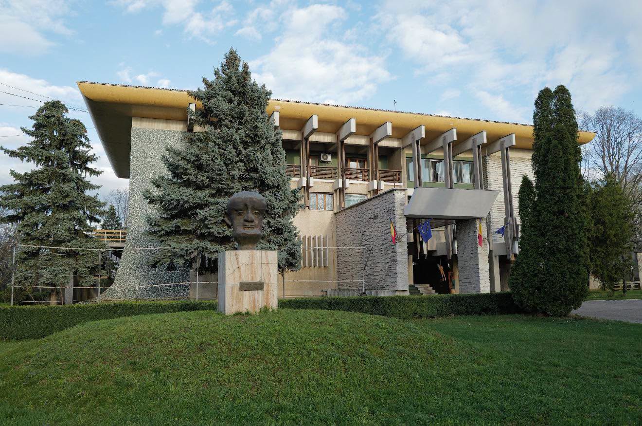 De la Casa de Oaspeți a epocii Ceaușescu la Centrul „George Apostu”. Istoria unei clădiri proiectate de arhitectul Liviu Niculiu