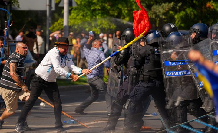 Percheziții în 15 județe după violențele de la protestul din Piața Victoriei. Bacăul, printre județele vizate