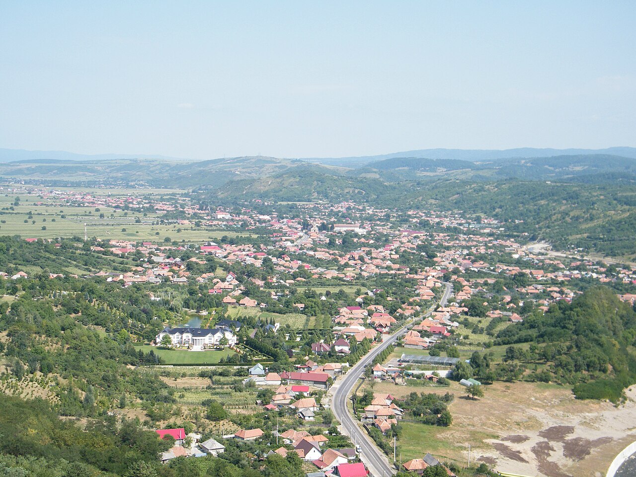 A13 bate la ușa proprietarilor din Oituz: casele care ar putea dispărea de pe traseul autostrăzii