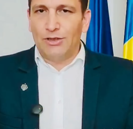 VIDEO: „Drapelul este sacru, dar nu se iubește cu amenzi”. Senatorul USR Sebastian Cernic atacă proiectul AUR