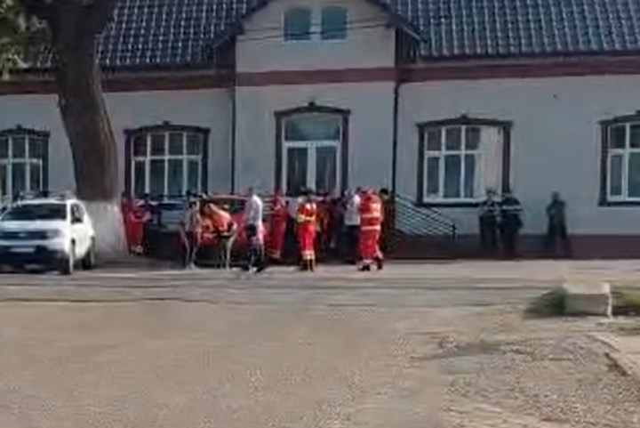 VIDEO: Plan Roșu de Intervenție activat în județul Bacău. Zeci de copii, evaluați după o posibilă toxiinfecție alimentară