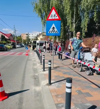 Stâlpi împotriva șoferilor care parchează pe trotuare, în Bacău. Prima zonă vizată: lângă școala Sadoveanu