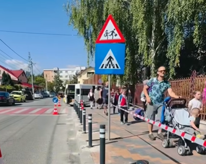 Stâlpi împotriva șoferilor care parchează pe trotuare, în Bacău. Prima zonă vizată: lângă școala Sadoveanu