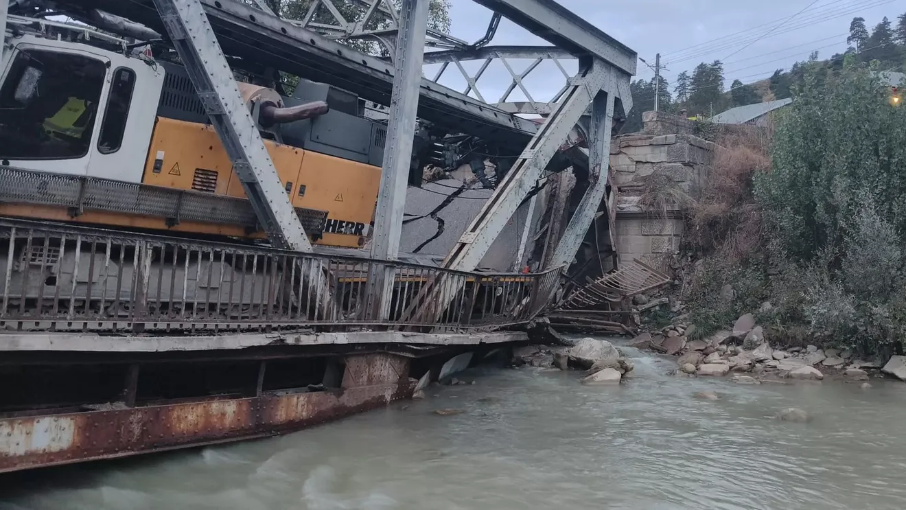 Pod metalic de pe DN12A, în localitatea Ciobănuș, avariat de o macara de mare tonaj. Traficul este blocat
