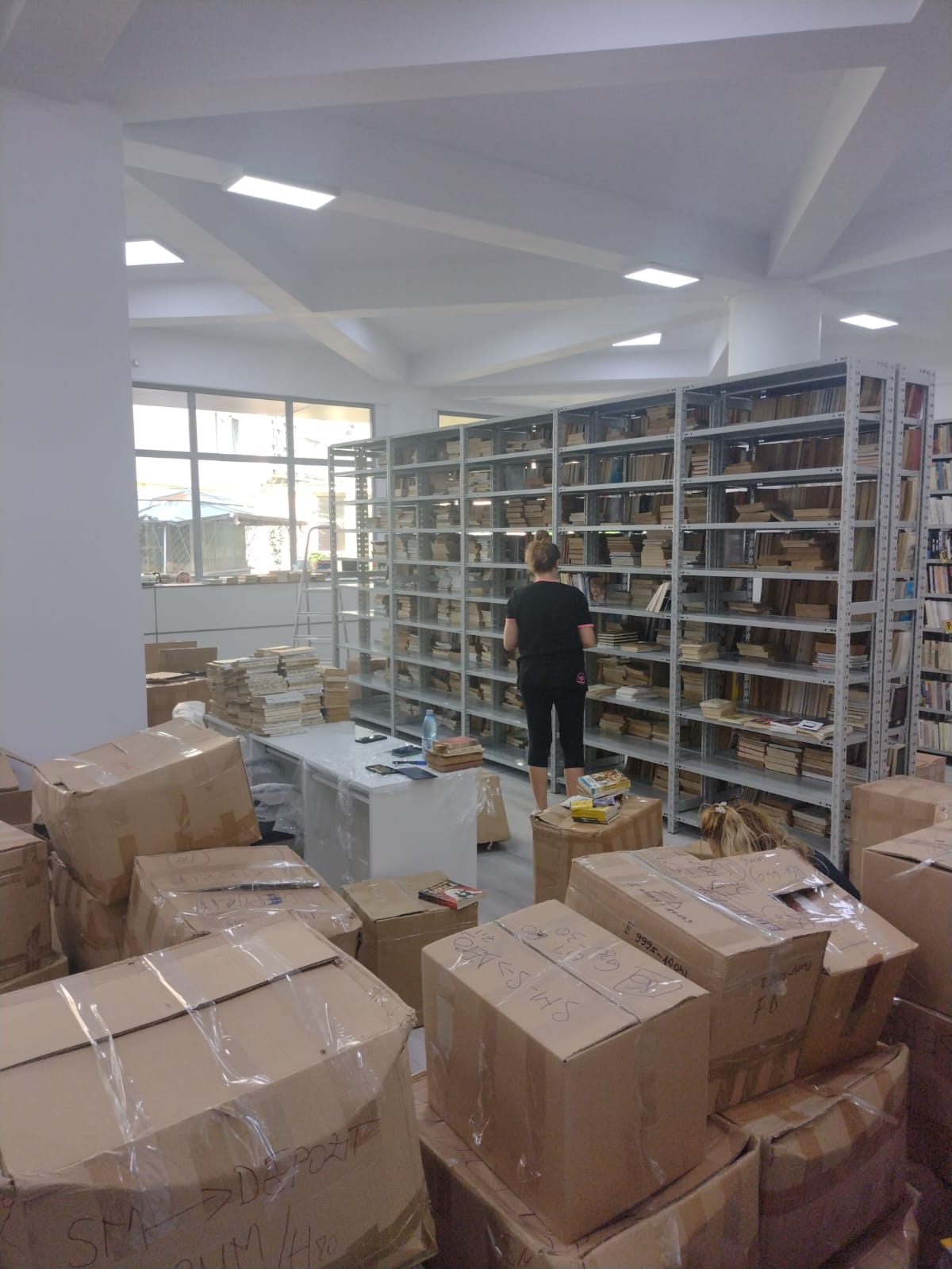 POZA ZILEI: Se deschide biblioteca pe 17 septembrie, iar rafturile încă mai negociază cu cărțile