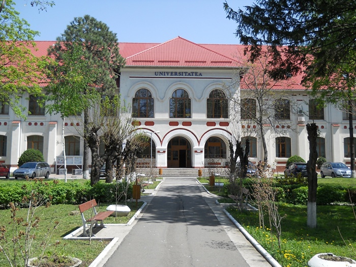 Emoții, festivități și mii de boboci. Începe noul an universitar la Bacău