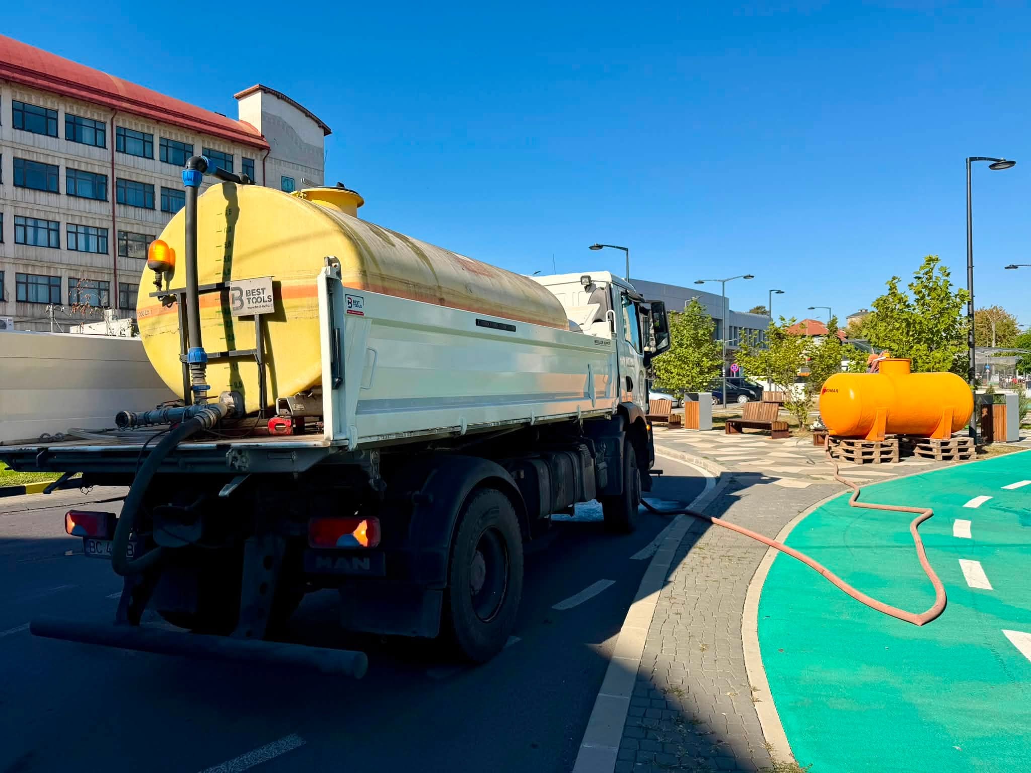 Primăria începe instalarea de cuburi de apă menajeră în tot orașul
