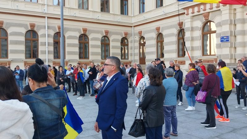 AUR anunță că „Bacăul se ridică”, după un protest cu aproximativ 40 de participanți în fața Palatului Administrativ