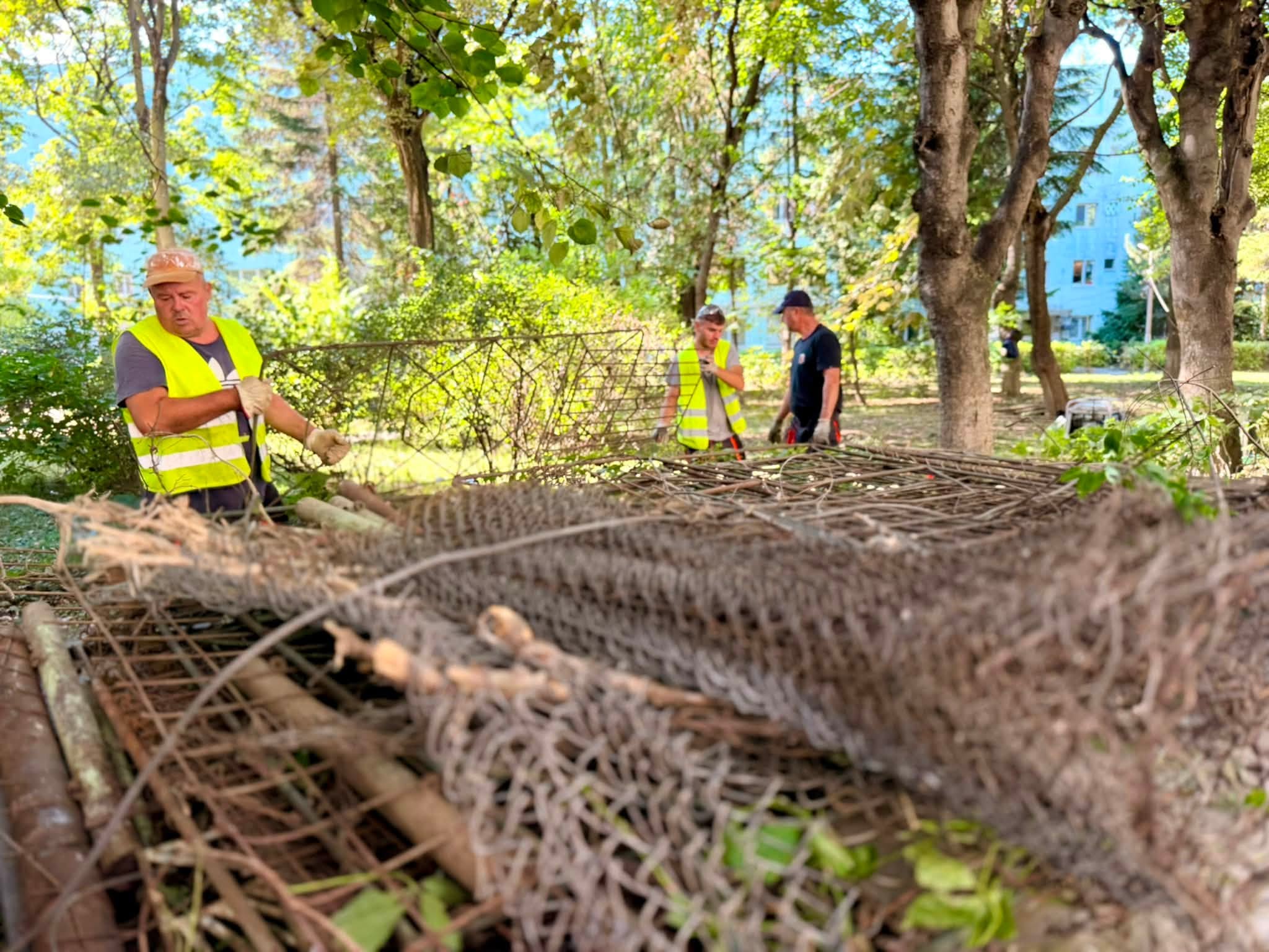 Primăria Bacău vrea să elibereze spațiile verzi dintre blocuri de garduri metalice și improvizații