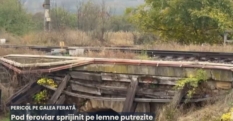 Pod feroviar cu sprijiniri din lemn putrezit, la Târgu Ocna. CFR susține că siguranța trenurilor nu este afectată