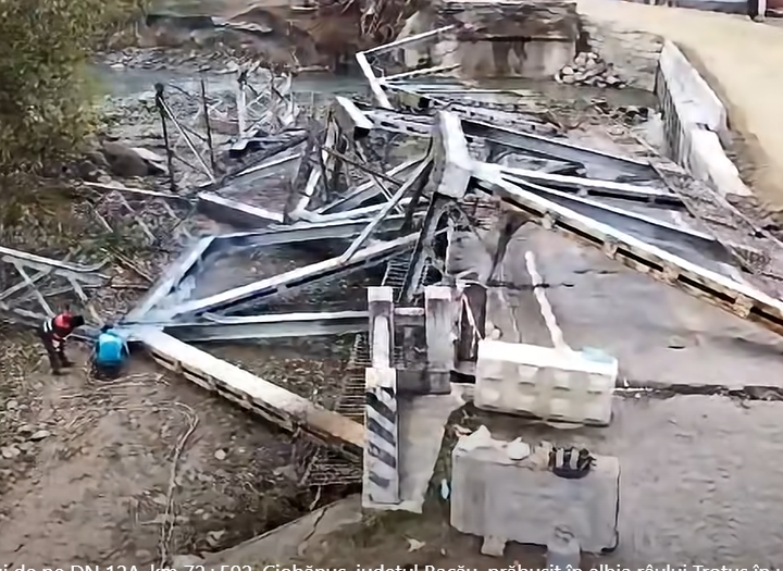 VIDEO: Au început lucrările de dezafectare a podului prăbușit de pe DN 12A, în zona Ciobănuș