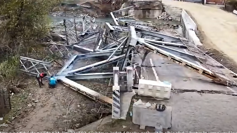 VIDEO: Au început lucrările de dezafectare a podului prăbușit de pe DN 12A, în zona Ciobănuș