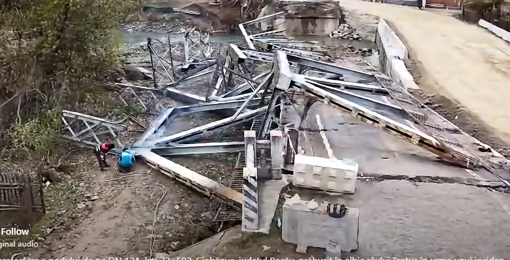 VIDEO: Au început lucrările de dezafectare a podului prăbușit de pe DN 12A, în zona Ciobănuș
