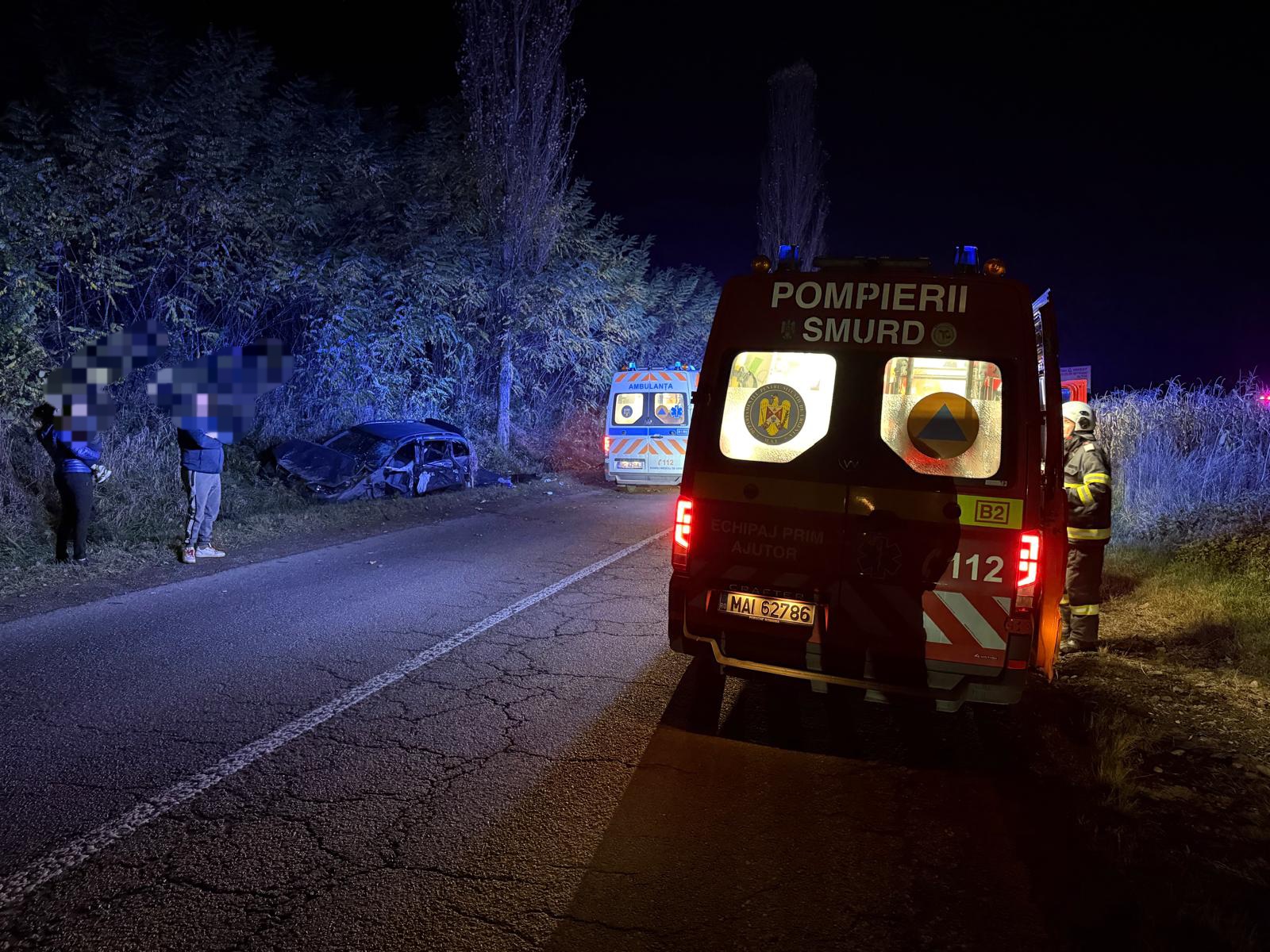 Accident rutier pe DN 12A, în comuna Dofteana: 13 persoane implicate, cinci transportate la spital