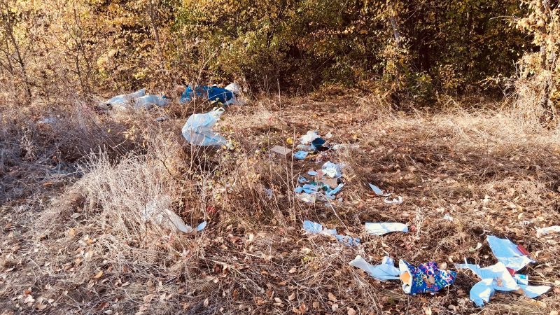 Deșeuri abandonate, descoperite de jandarmii băcăuani. Indiciul care a dus la identificarea persoanei responsabil