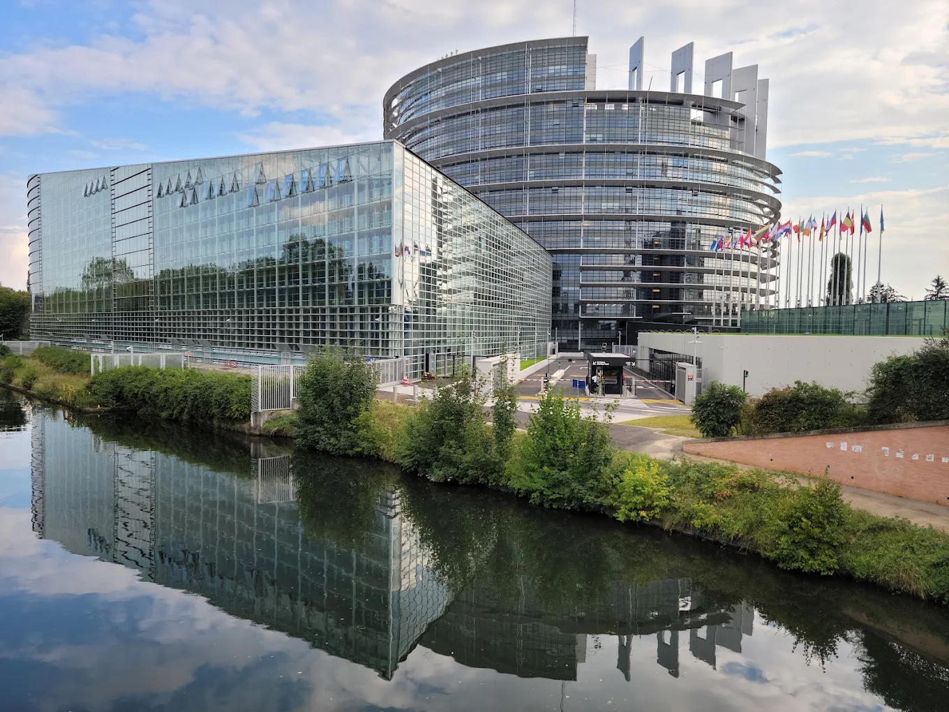 Ai între 16 și 30 de ani? Poți obține până la 550 de euro și șansa să ajungi în Parlamentul European, la Strasbourg